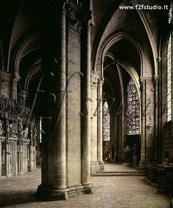 Interno1-Chartres.jpg