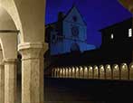 PiazzaBasilica-Assisi_notte.jpg
