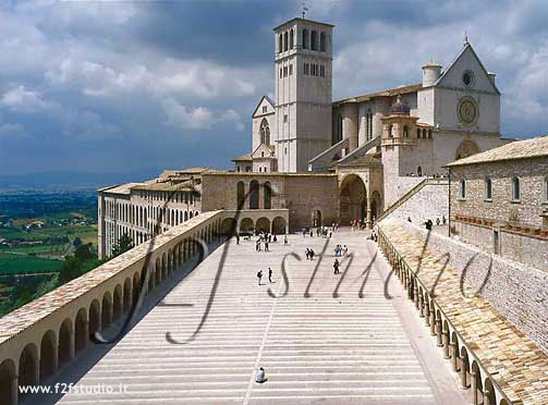 PiazzaBasilica-Assisi.jpg